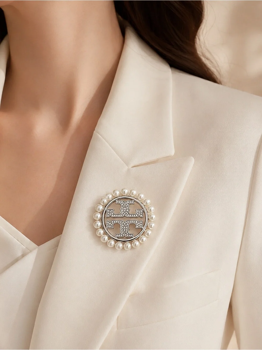 Elegant Faux Pearl & Crystal Round Brooch Pin – Silver Tone Statement Accent